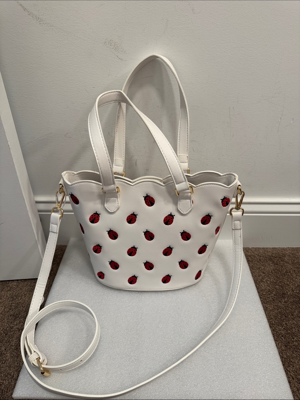 Betsey Johnson White swalloped Ladybug Crossbody Tote bag ladybug charm NWT - Picture 3 of 9